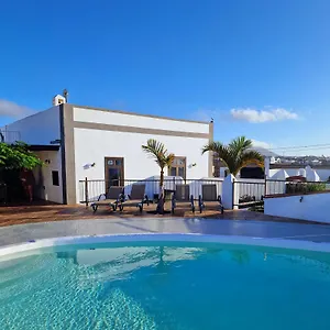 https://casa-vieja-4-bedroom-villa-with-a-private-pool.in-canary-islands.com